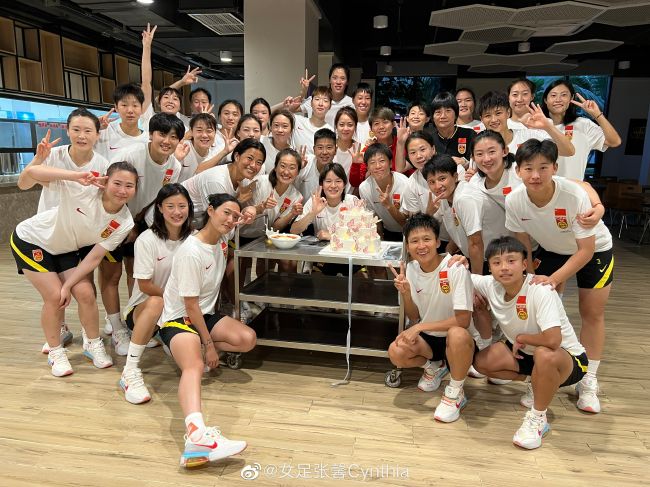 画面下半部分以水面倒影的方式呈现，色调鲜亮，呈现男主记忆中与同伴过往的欢乐时光